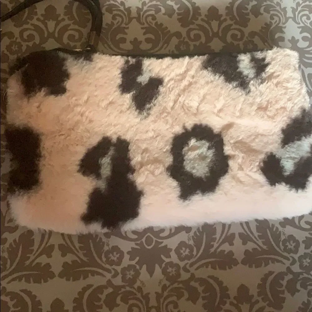 Fur wristlet‎